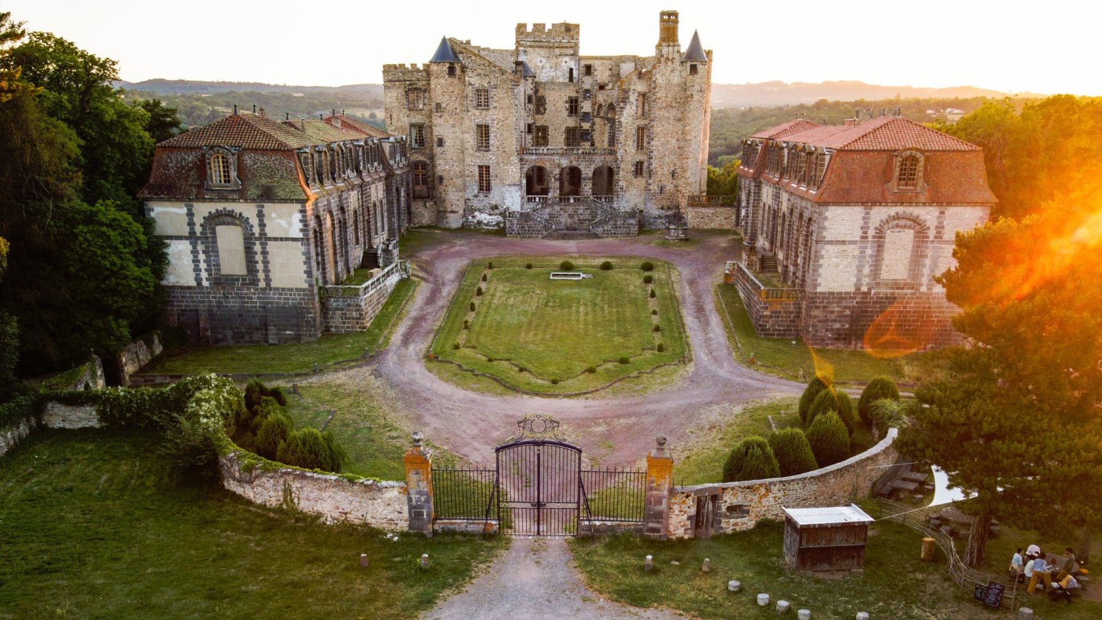Vue aérienne d’un château entouré de verdure