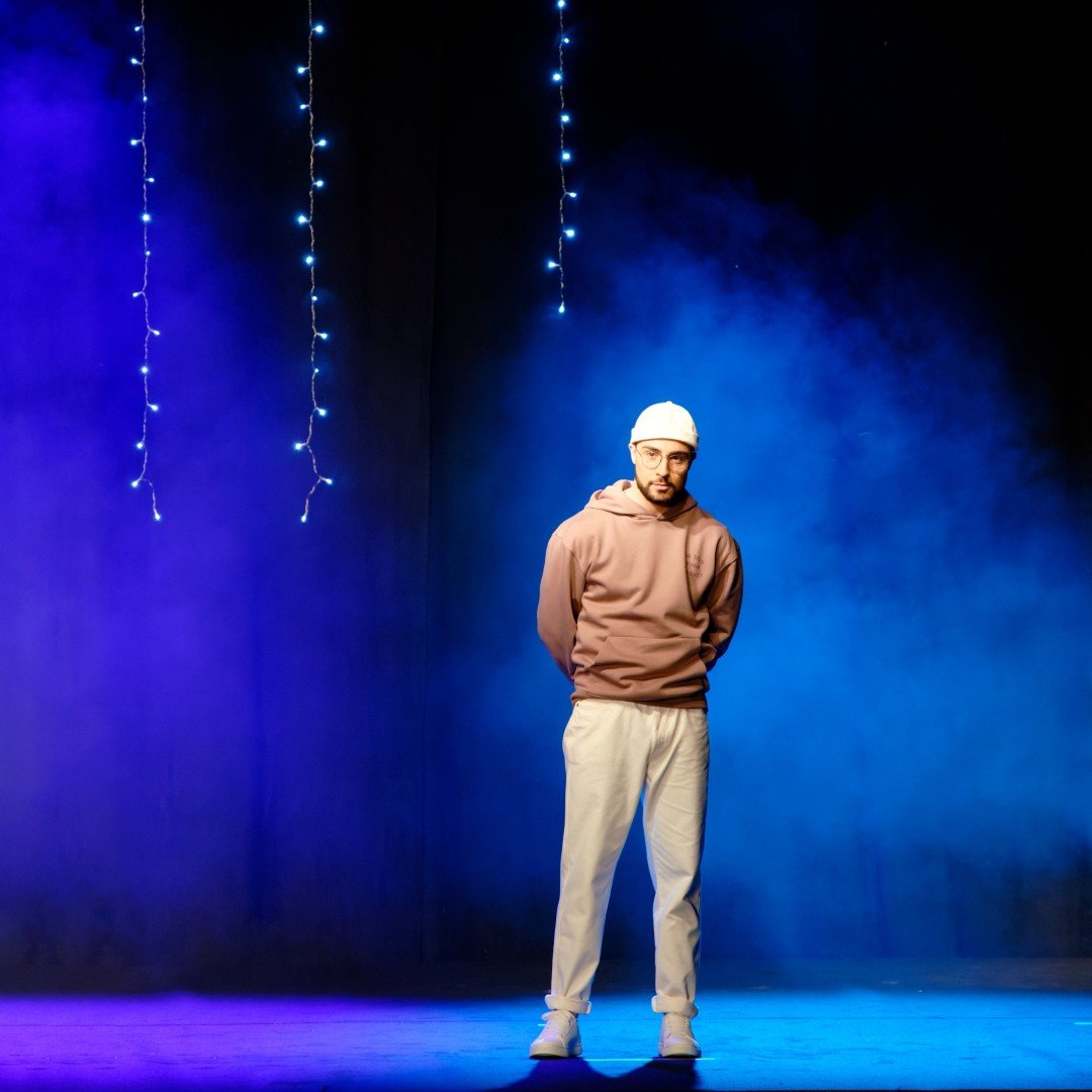 Silhouette sur le podium d’un défilé, éclairage bleu et violet