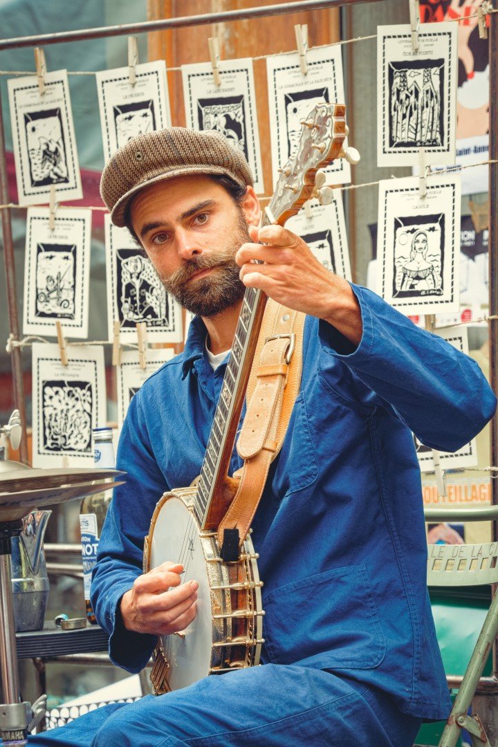 Musicien au banjo lors d’un festival de théâtre de rue