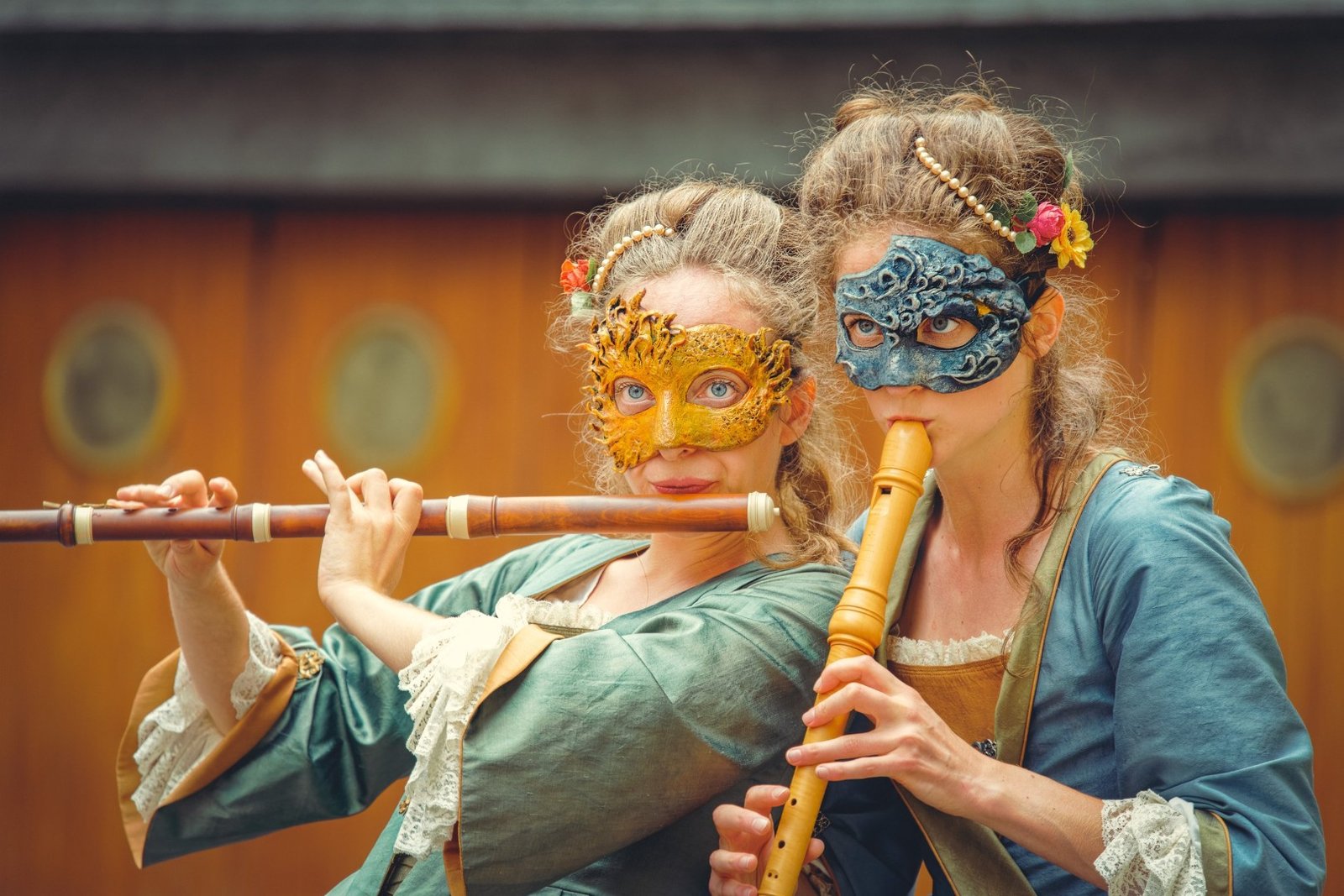 Artistes masqués lors d’un festival de théâtre de rue