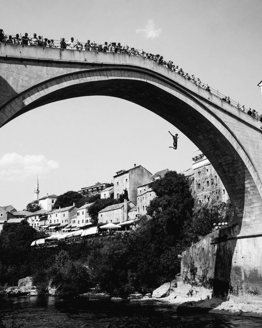 Plongeur en suspension, photographié en noir et blanc