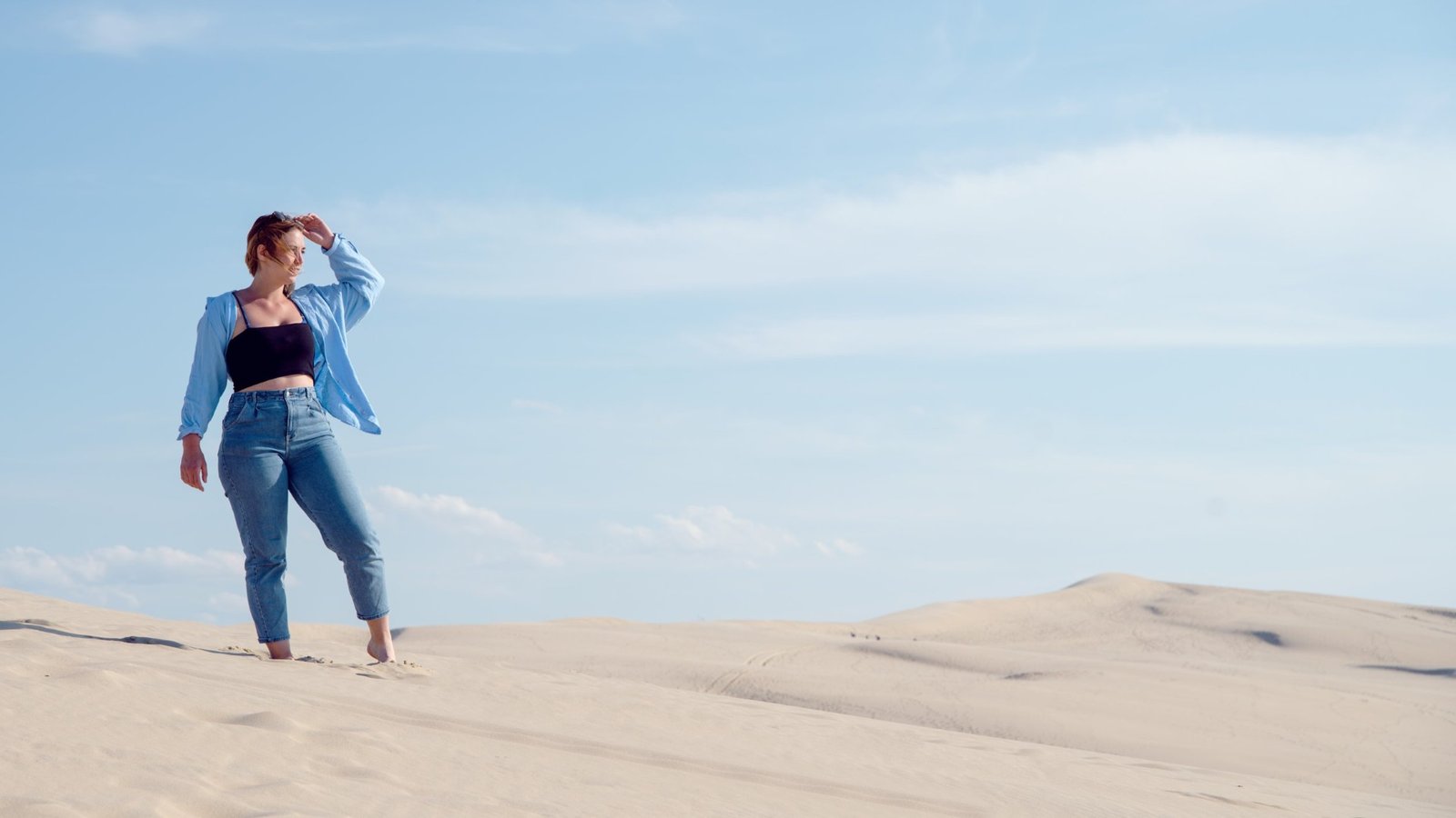 Portrait sur des dunes sous un grand ciel bleu