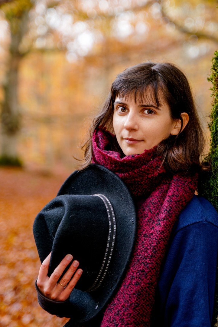 Portrait d’une femme dans une forêt d’automne