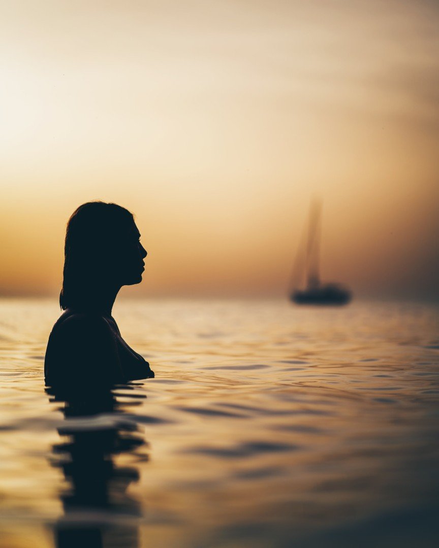 Silhouette dans l’eau au coucher du soleil