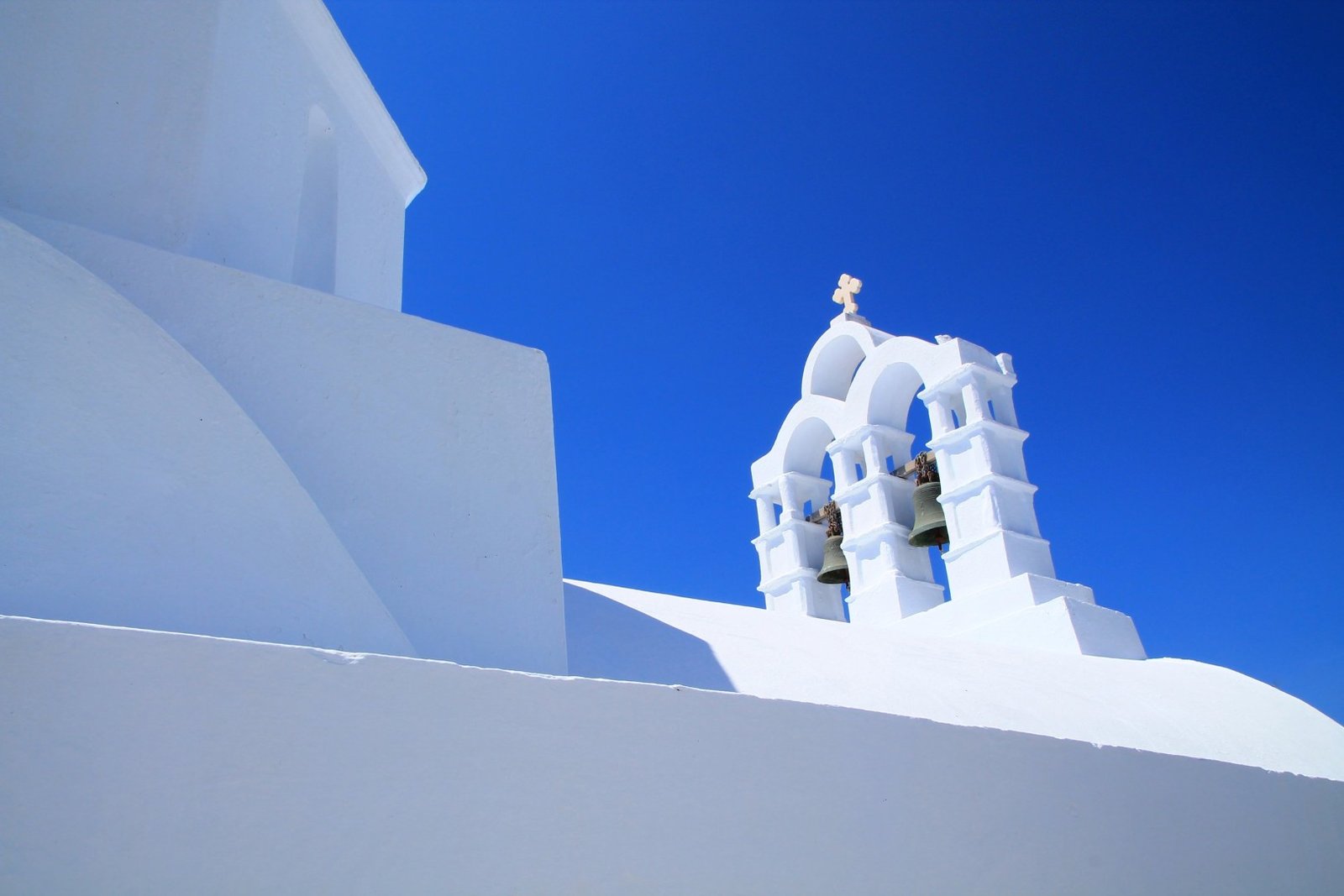 Dômes bleus de Santorin surplombant la mer