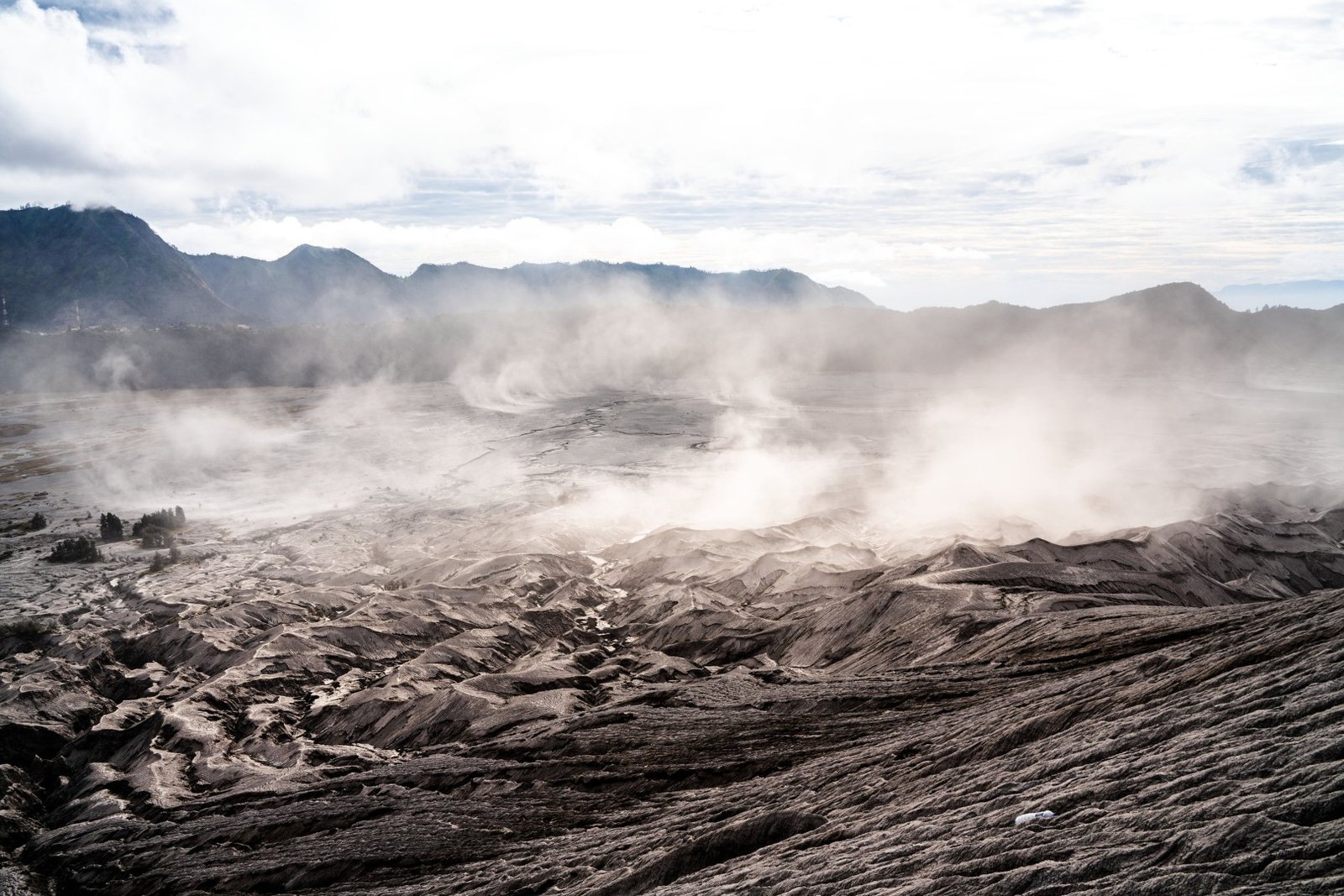 Silhouette d’un volcan dans la lumière du petit matin